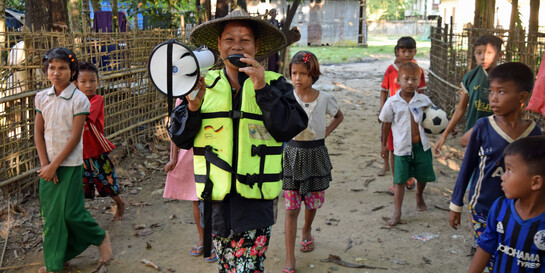 In Myanmar werden Dorfbewohner mit einem Megafon vor Katastrophen gewarnt