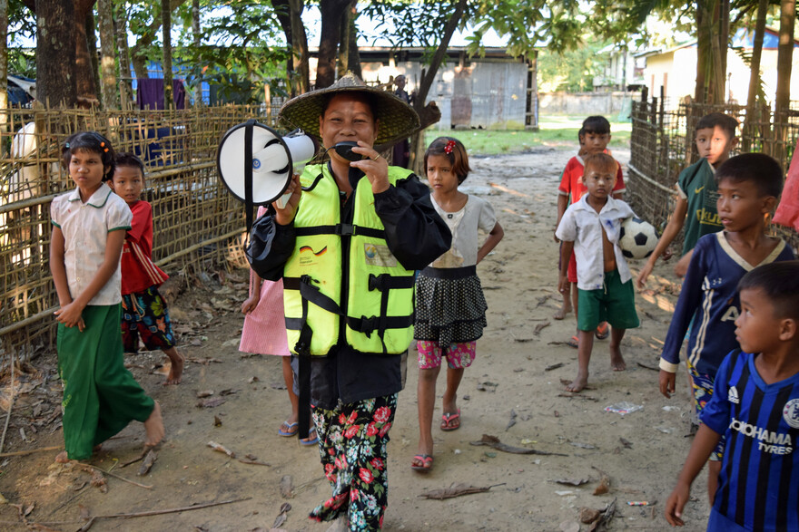 In Myanmar werden Dorfbewohner mit einem Megafon vor Katastrophen gewarnt In Myanmar werden Dorfbewohner mit einem Megafon vor Katastrophen gewarnt