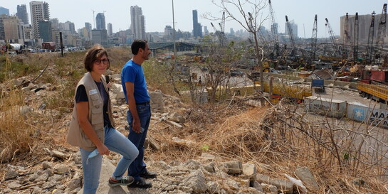 Helfer von arche noVa blicken auf Beiruts zerstörtes Hafengebiet