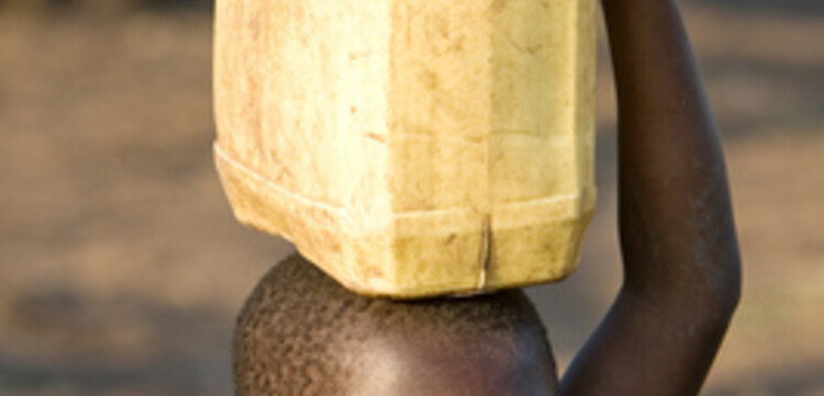 Kongo: Junge mit Wasserkanister