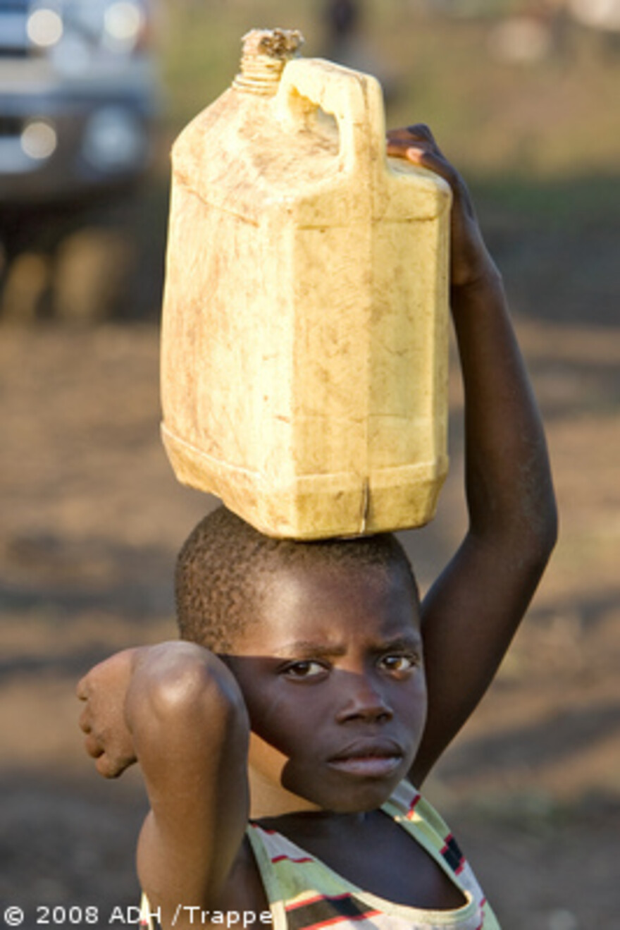 Kongo: Junge mit Wasserkanister