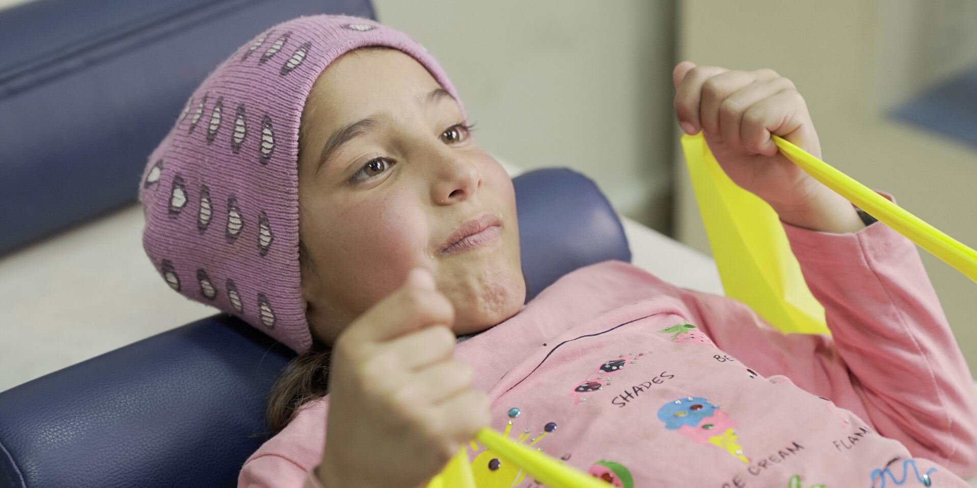 Physiotherapeuten helfen dem syrischen Mädchen Layana zurück auf die Beine Physiotherapeuten helfen dem syrischen Mädchen Layana zurück auf die Beine