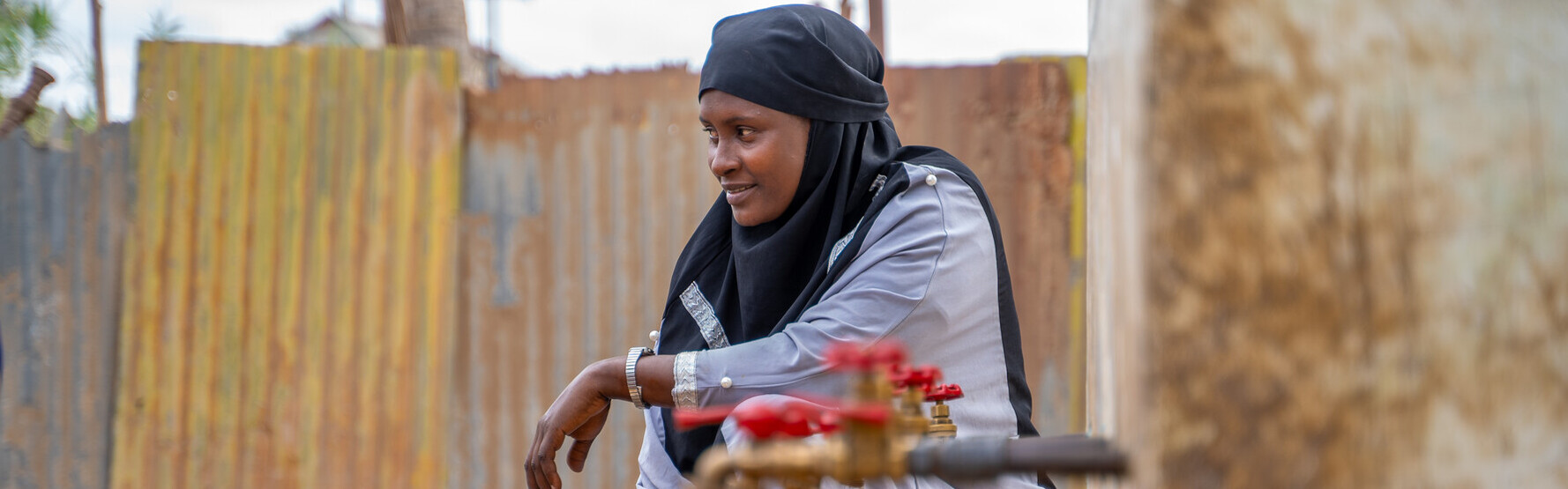 Eine Frau an einer Wasserstelle in Somalia Eine Frau an einer Wasserstelle in Somalia