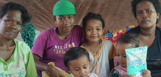 Diese Familie hat Erdbeben & Tsunami auf Sulawesi überlebt und in einer Notunterkunft Zuflucht gefunden