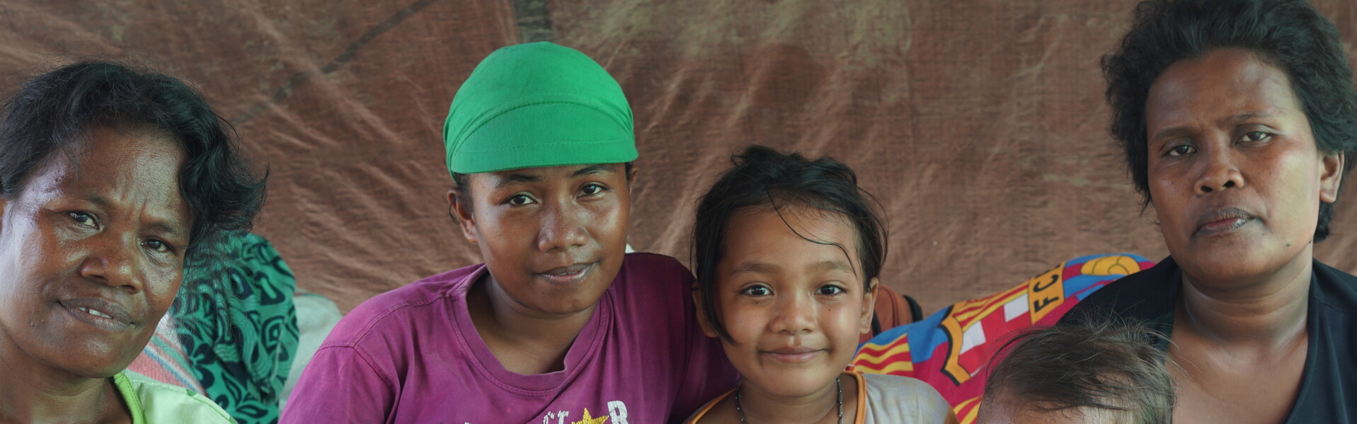 Diese Familie hat Erdbeben & Tsunami auf Sulawesi überlebt und in einer Notunterkunft Zuflucht gefunden