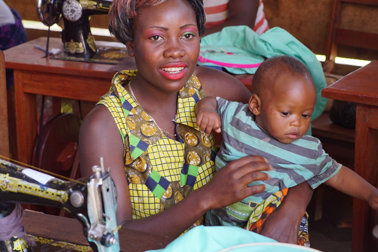 Eine Frau im Südsudan mit ihrem Kind