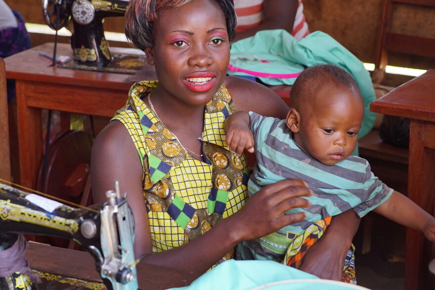 Eine Frau im Südsudan mit ihrem Kind Eine Frau im Südsudan mit ihrem Kind