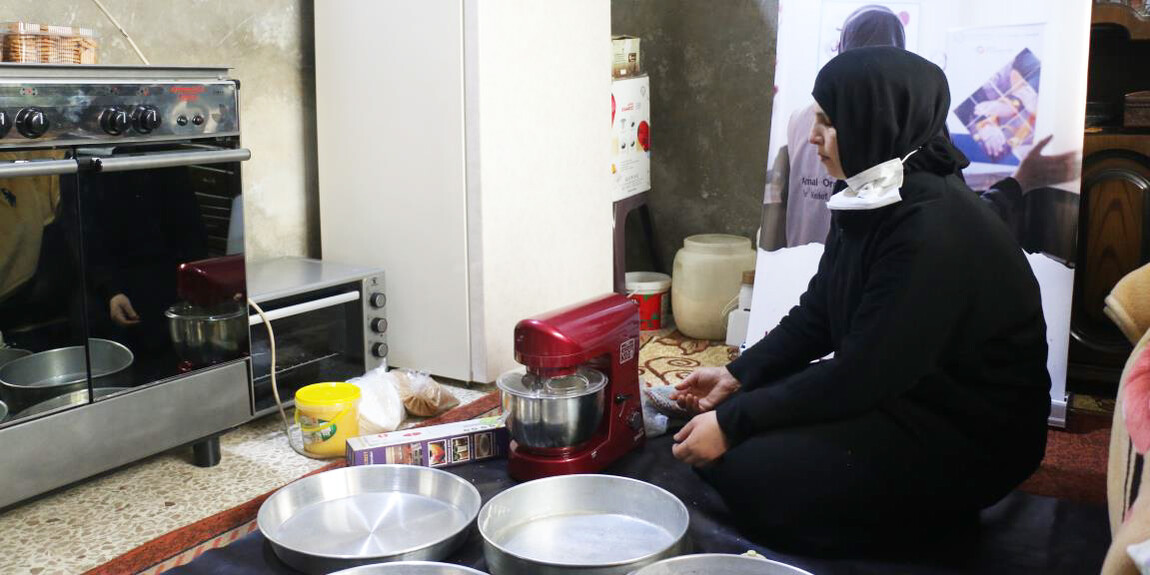 Afaf beim Backen, umgeben von Küchenutensilien und Zutaten