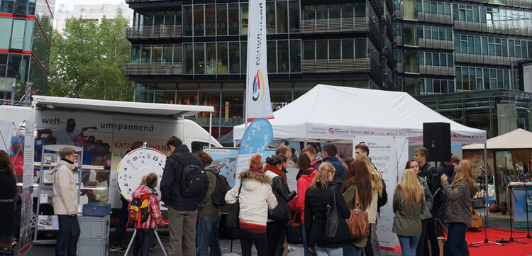 Beim nächsten Stopp in Berlin kam unser Infomobil im Sony Center auf dem Potsdamer Platz zum Stehen! Beim nächsten Stopp in Berlin kam unser Infomobil im Sony Center auf dem Potsdamer Platz zum Stehen!