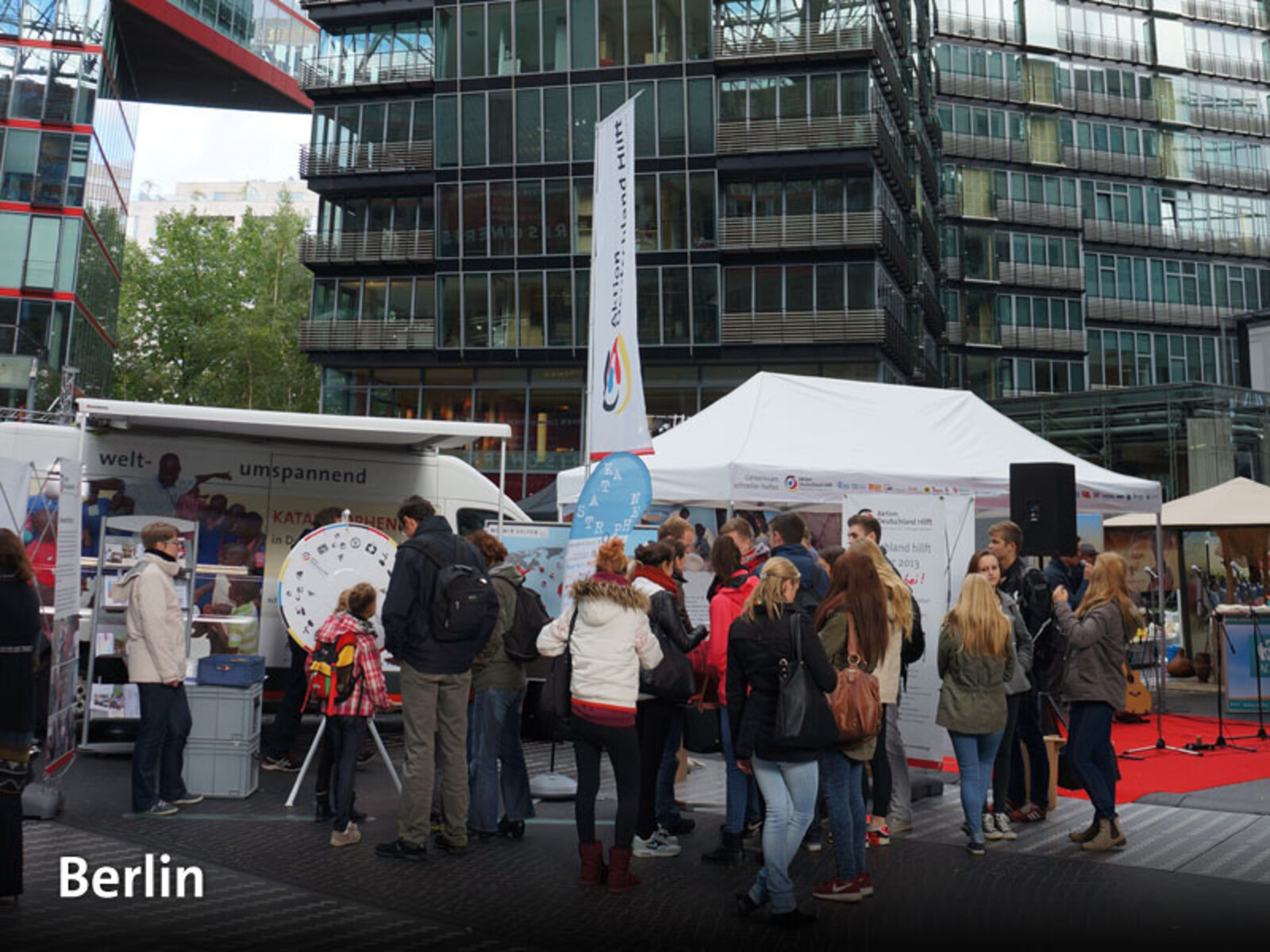 057-800-bs-tour-57Berlin Beim nächsten Stopp in Berlin kam unser Infomobil im Sony Center auf dem Potsdamer Platz zum Stehen!