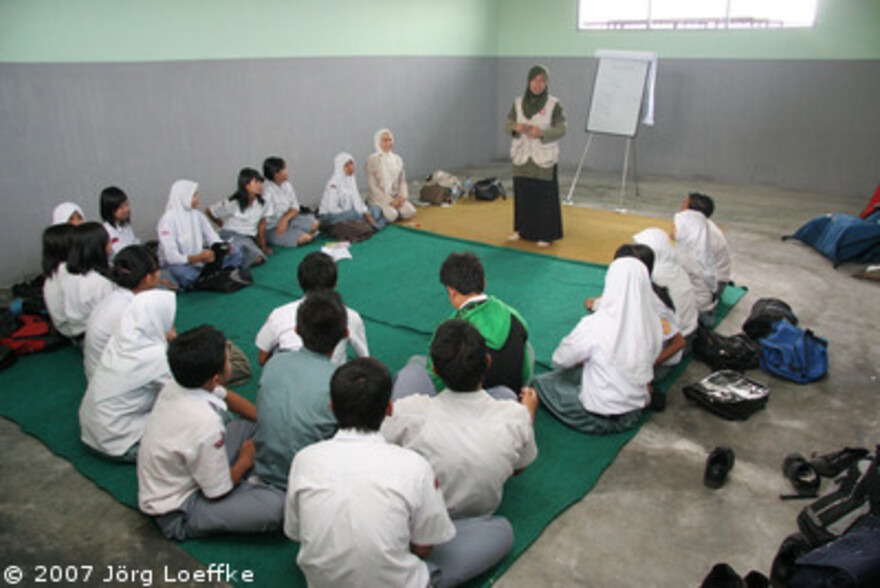 Tsunami-Hilfe Indonesien: Johanniter Unfallhilfe Mitarbeiterin während des Unterrichts in einer Schule