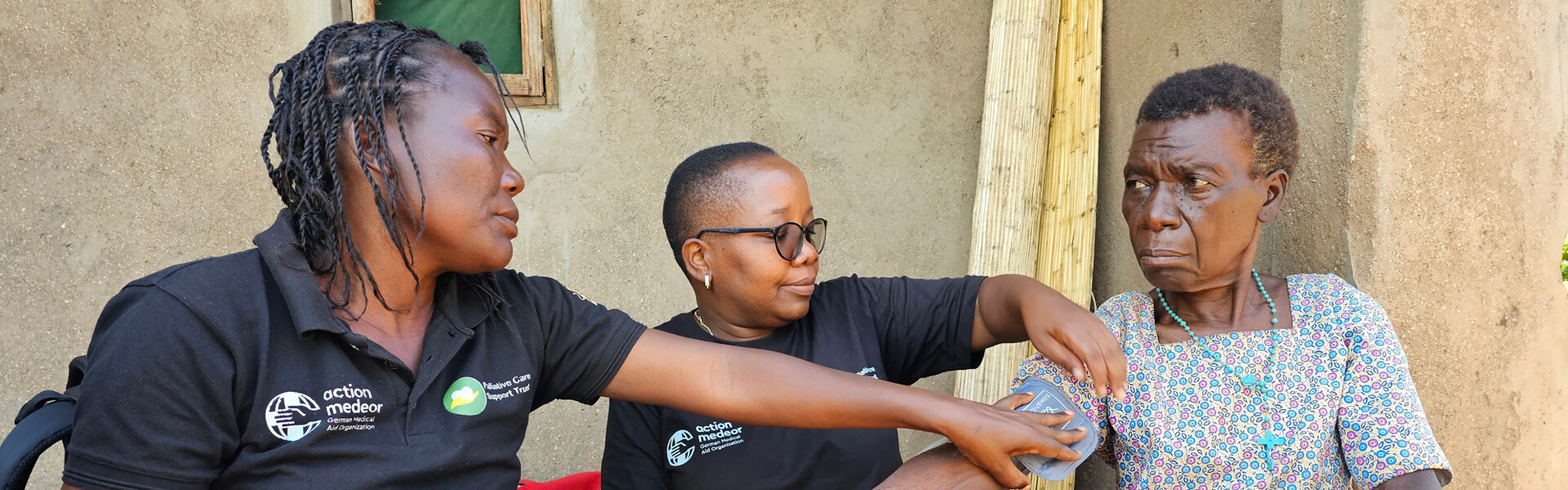 Zwei Helferinnen von action medeor messen einer Frau in Malawi den Blutdruck