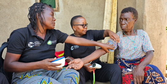 Zwei Helferinnen von action medeor messen einer Frau in Malawi den Blutdruck