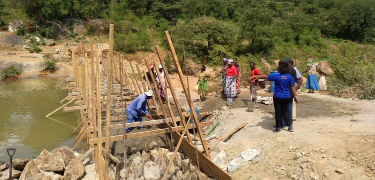 In Kenia werden Sanddämme und Brunnen gegen lange Dürreperioden gebaut