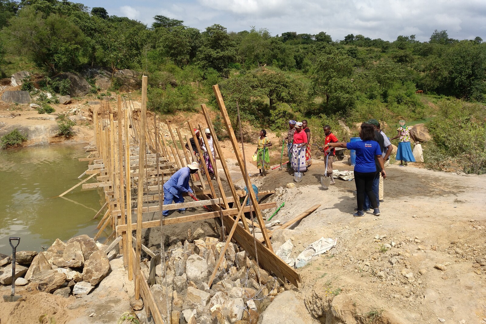 In Kenia werden Sanddämme und Brunnen gegen lange Dürreperioden gebaut