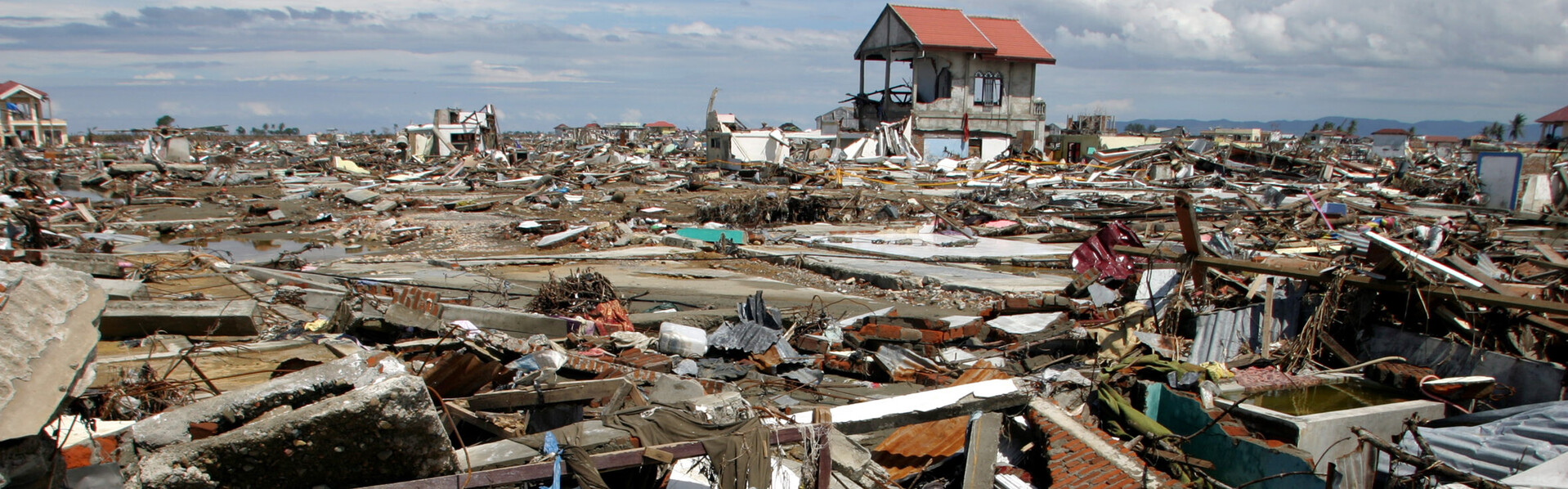 Nach einem Tsunami liegt die indonesische Stadt Banda Aceh auf der Insel Sumatra in Trümmern