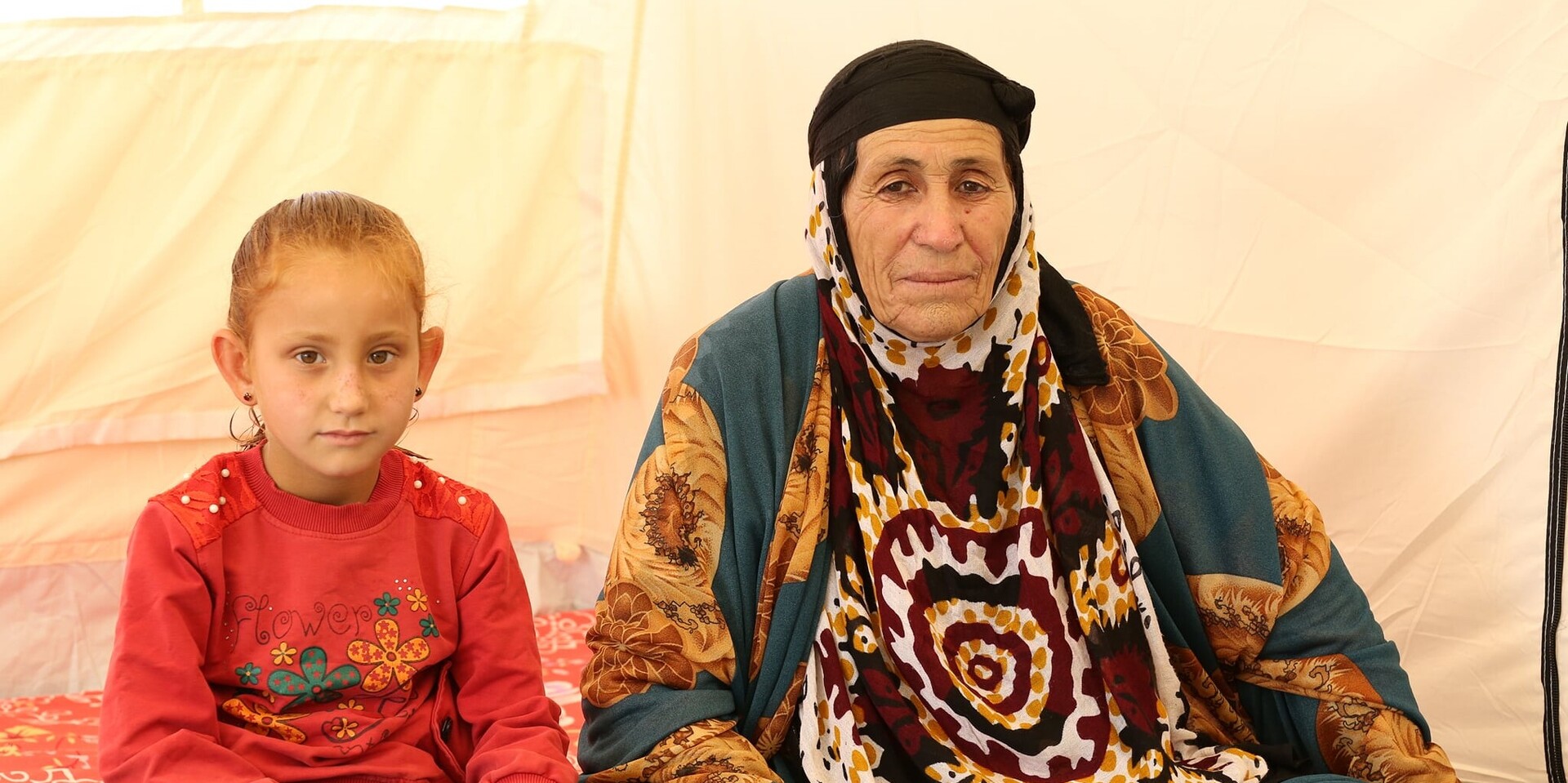 Fatuma und ihre Enkelin nach der Flucht aus Syrien in einem Flüchtlingscamp im Irak Fatuma und ihre Enkelin nach der Flucht aus Syrien in einem Flüchtlingscamp im Irak
