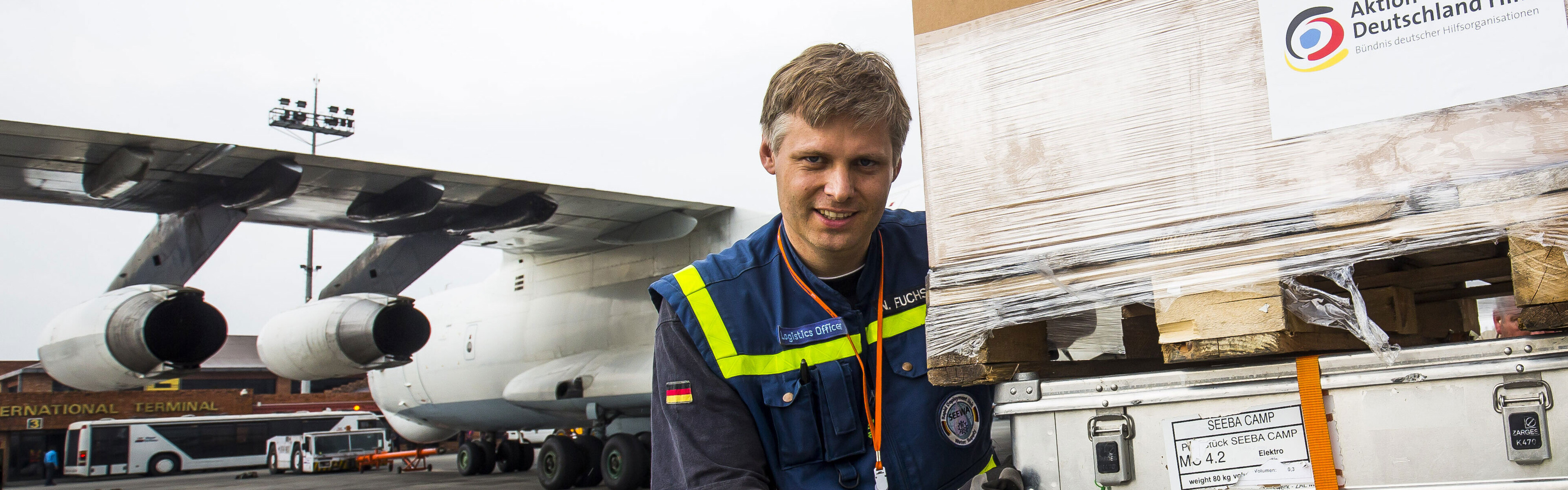 Nach dem schweren Erdbeben in Nepal laden Helfer in Kathmandu die Hilfsgüter aus dem Flugzeug aus. 