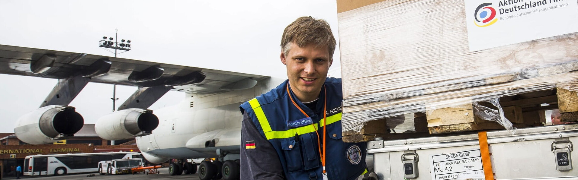 Nach dem schweren Erdbeben in Nepal laden Helfer in Kathmandu die Hilfsgüter aus dem Flugzeug aus. 