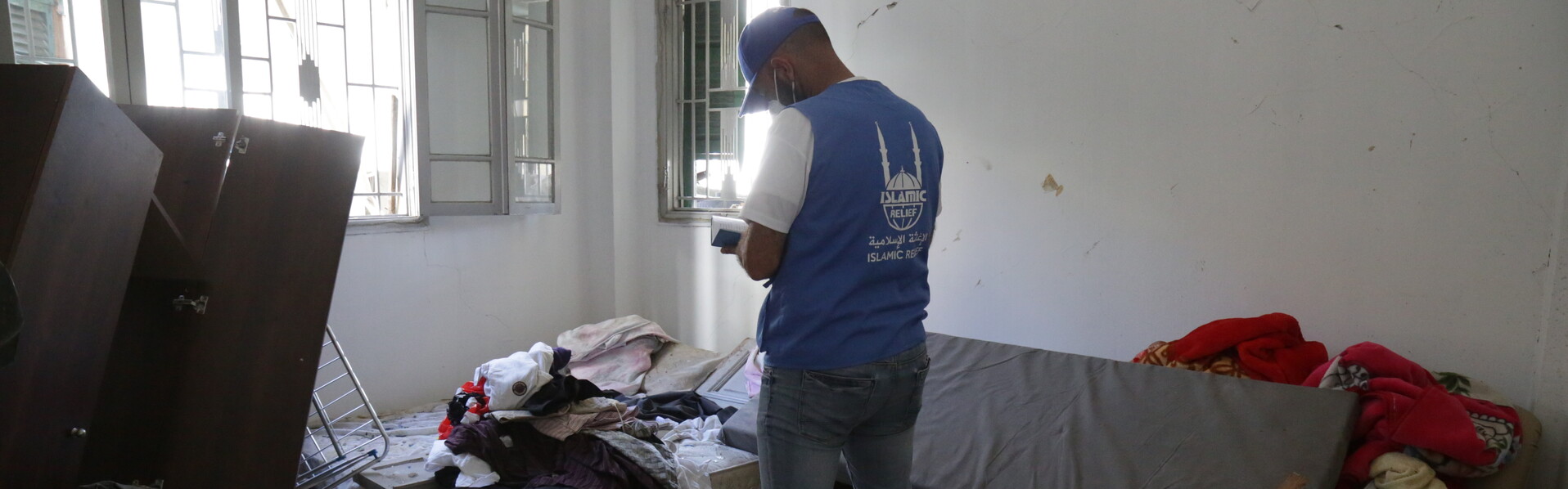 Ein Helfer von Islamic Relief macht sich in einer zerstörten Wohnung in Beirut Notizen über die Schäden  