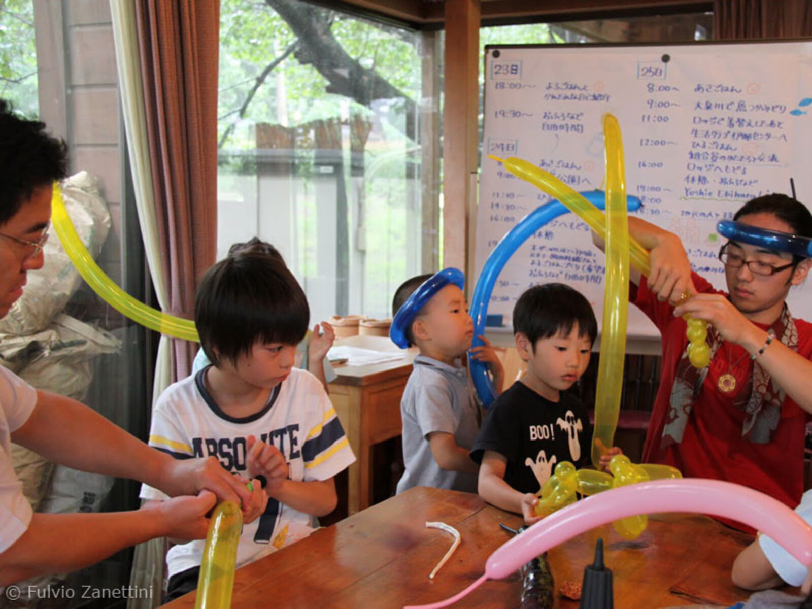 Im Ferienhaus in Nagano – und damit weit weg von Fukushima – können sich die Eltern erholen, während die Kinder sorglos spielen.