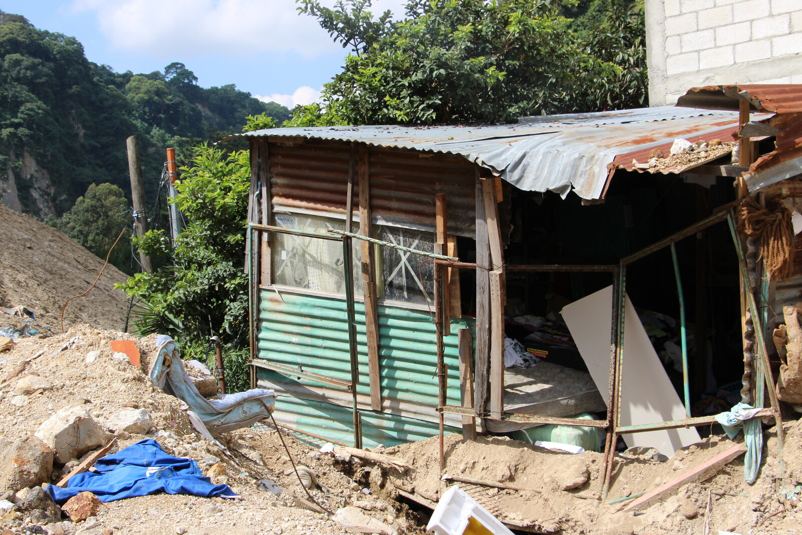 Guatemala - zerstörtes Haus: Notunterkunft