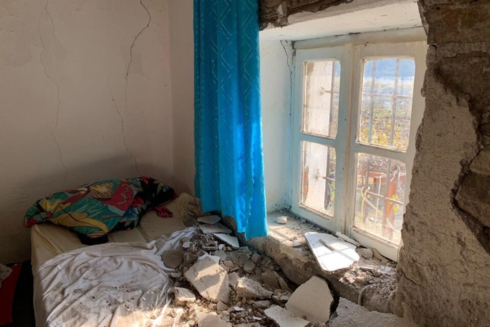 Ein zerstörtes Haus in Albanien