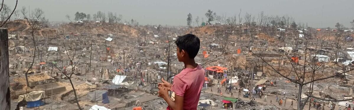 Brandkatastrophe in Bangladesch: ein Junge vor dem zerstörten Flüchtlingscamp