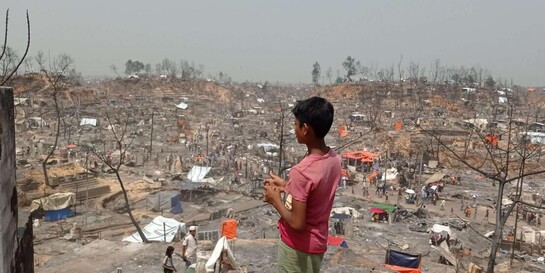 Brandkatastrophe in Bangladesch: ein Junge vor dem zerstörten Flüchtlingscamp