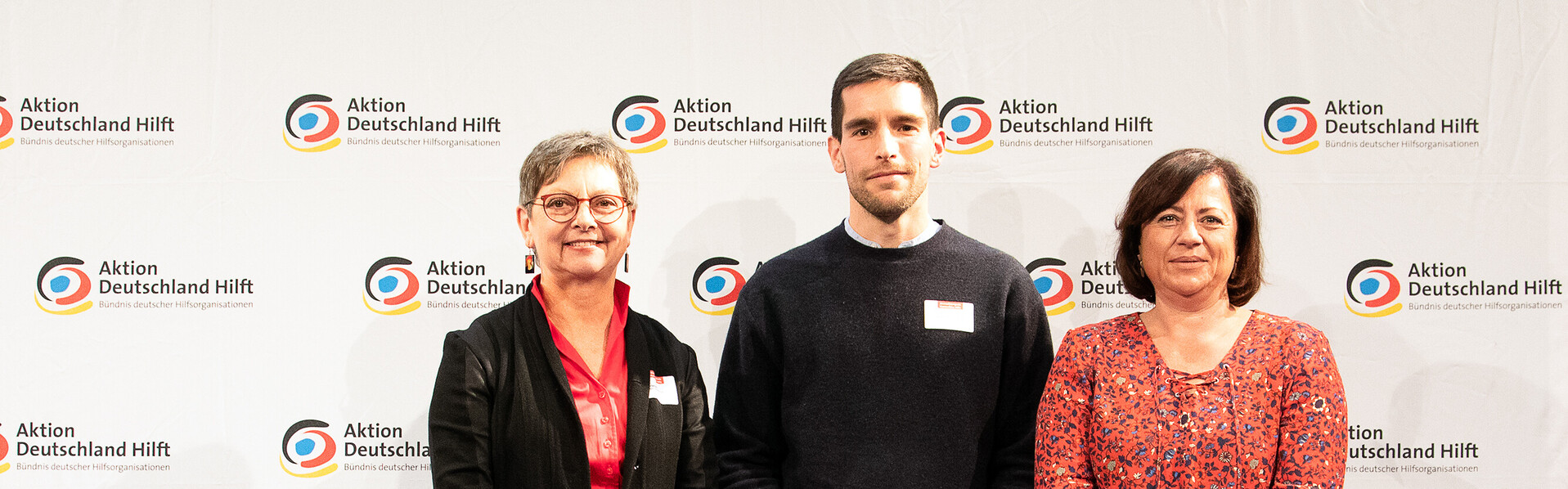Presiverleihung in Berlin (v.l.): Manuela Roßbach (Geschäftsführender Vorstand Aktion Deutschland Hilft), Sebastian Schneider (Preisträger Journalistenpreis Humanitäre Hilfe 2018) und Dr. Bärbel Kofler