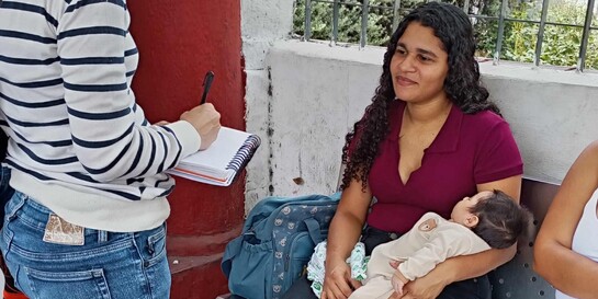 Eine Frau schreibt sich Daten einer jungen Mutter und ihrem Baby auf, nach den Erdbeben in Venezuela