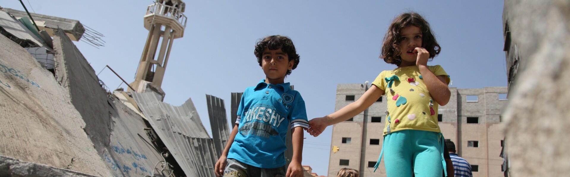 Zwei Kinder zwischen zerstörten Häusern im Gazastreifen