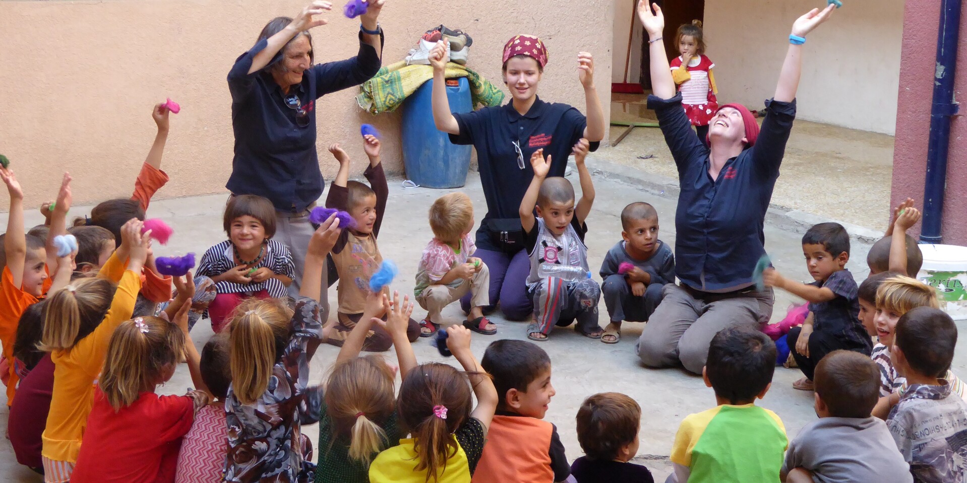 Hilfsprojekt im Nordirak: Kinder und Helfer beim Spielen Hilfsprojekt im Nordirak: Kinder und Helfer beim Spielen