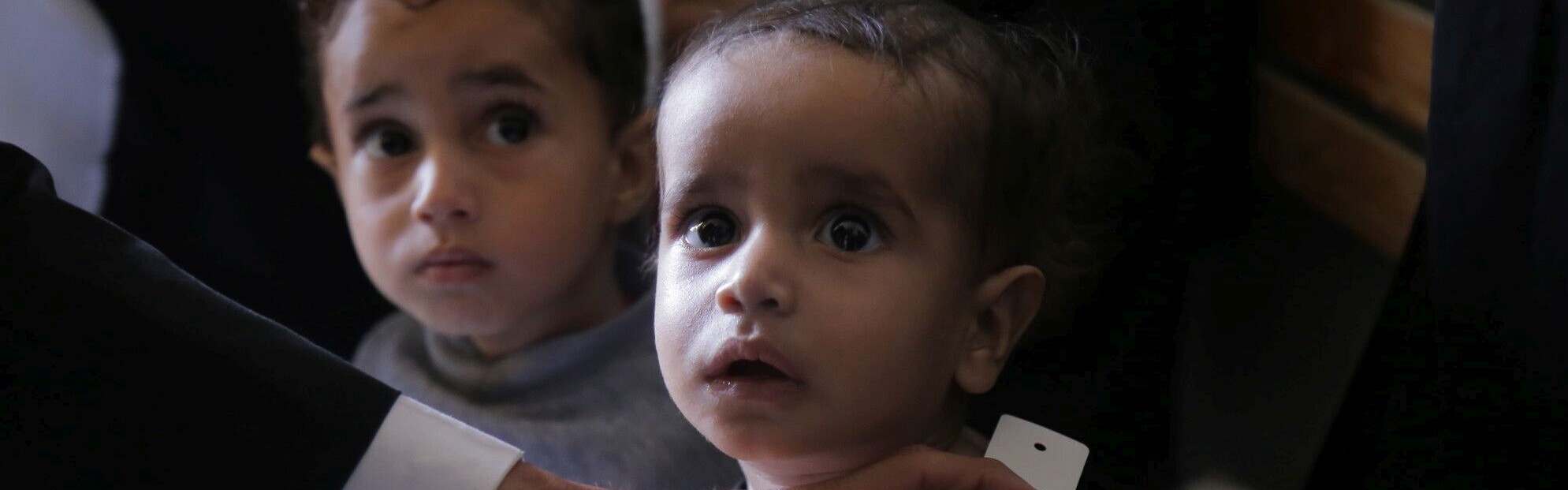 Ein kleines Kind mit Hungermaßband: Es leidet an Unterernährung und Cholera
