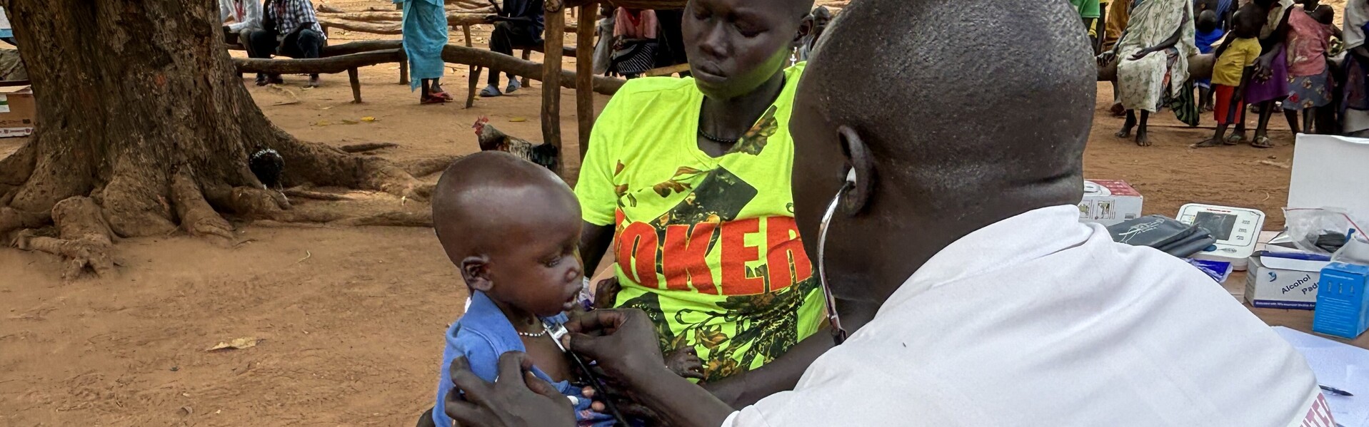 Ein Helfer der Johanniter untersucht ein Kind im Südsudan