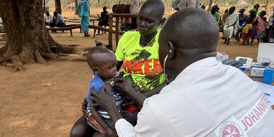 Ein Helfer der Johanniter untersucht ein Kind im Südsudan