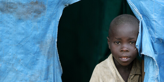 Im Kongo werden immer noch viele Kindersoldaten eingesetzt. Ein Junge schaut aus einem Zelt in einem Flüchtlingslager.