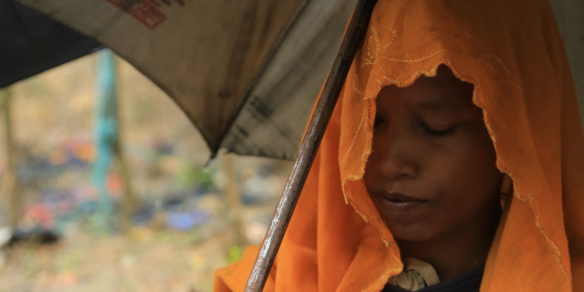 Sahara Begum mit ihrem Baby in einem Flüchtlingscamp in Bangladesch. Sahara Begum mit ihrem Baby in einem Flüchtlingscamp in Bangladesch.