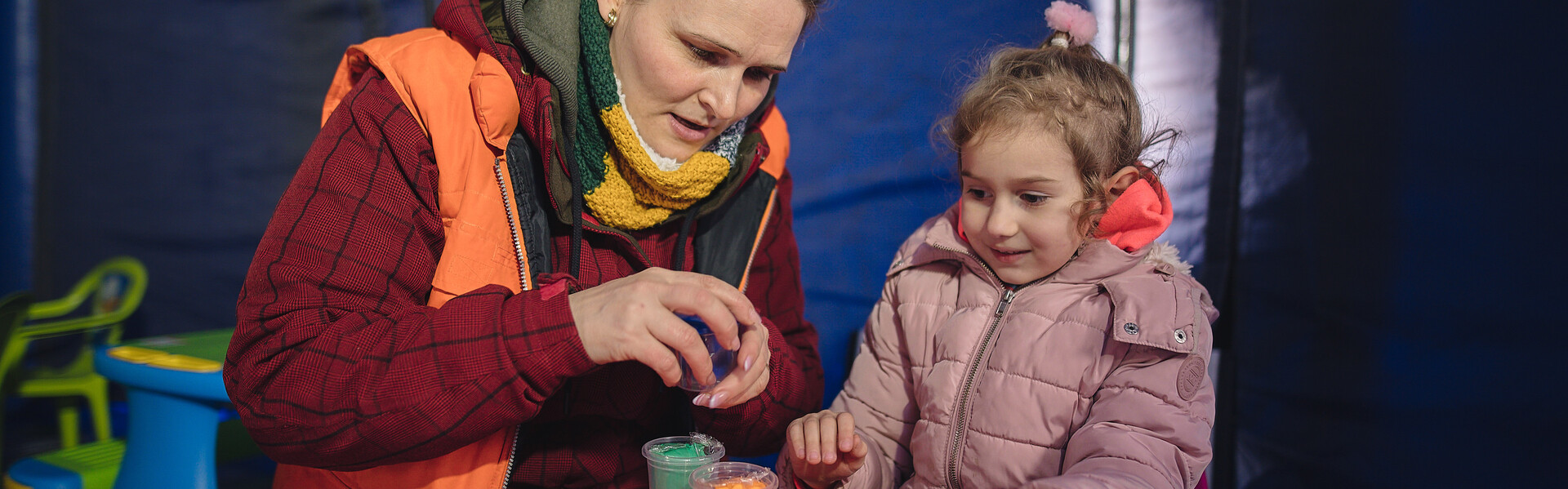 Eine Helferin von World Vision mit Kind aus der Ukraine in Rumänien