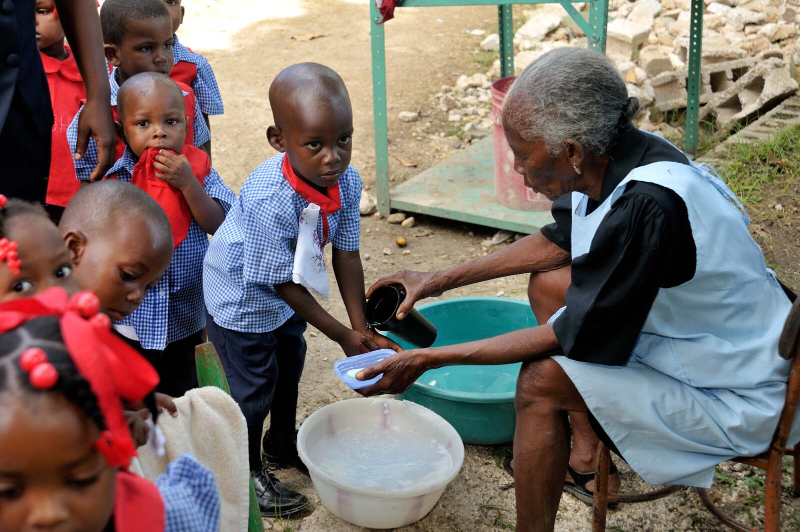 Kleine Kinder in Haiti lernen Hygiene
