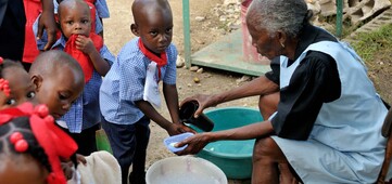 Kleine Kinder in Haiti lernen Hygiene