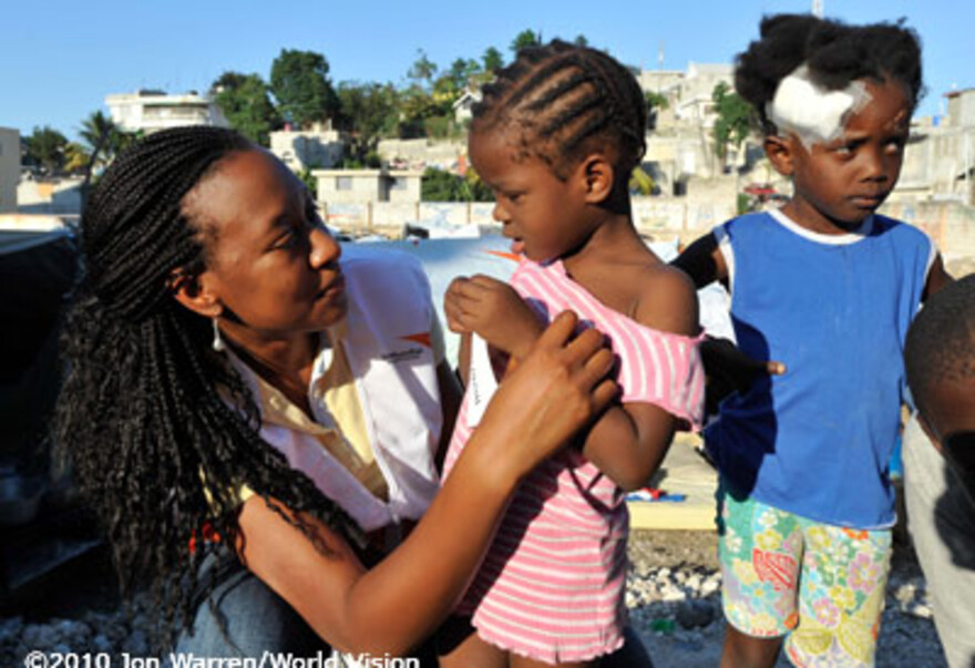 3161-ADH-WV-Program-Officer-mit-Kindern-im-Camp Erdbeben Haiti
