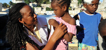 3161-ADH-WV-Program-Officer-mit-Kindern-im-Camp Erdbeben Haiti