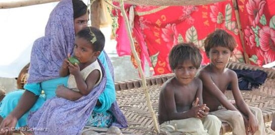 Flut Pakistan: Frau mit Kindern