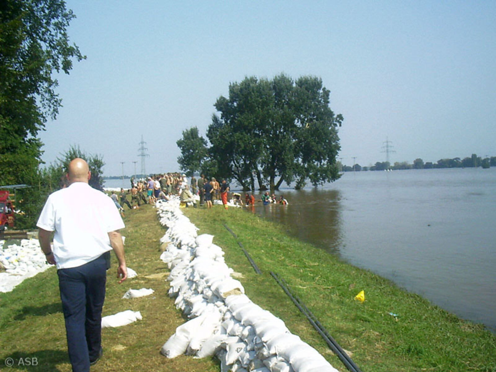 Mit Sandsäcken wurden Staudämme gebaut, um den Wassermassen Einhalt zu gebieten.