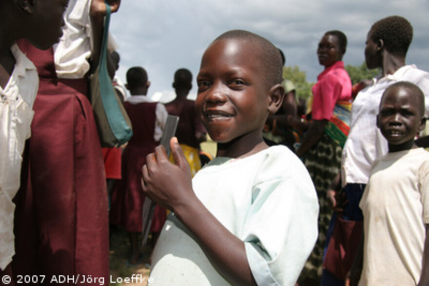 Flut Afrika: Kind mit Schultafel