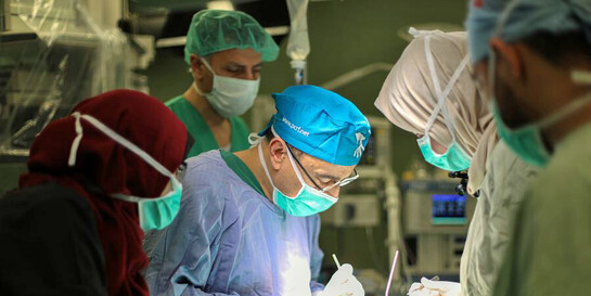 Ärzte bei einer Operation in Gaza vor 2023