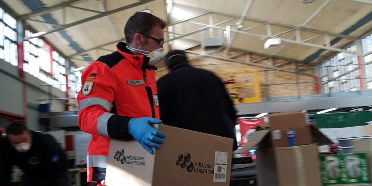 Corona-Nothilfe in Deutschland: Ein Helfer des Bundesverband Rettungshunde im Einsatz Corona-Nothilfe in Deutschland: Ein Helfer des Bundesverband Rettungshunde im Einsatz