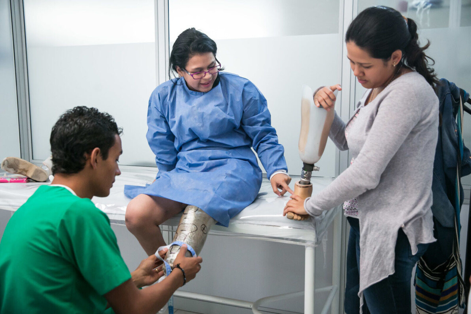 Experten passen einer Frau in Kolumbien eine Beinprothese an 