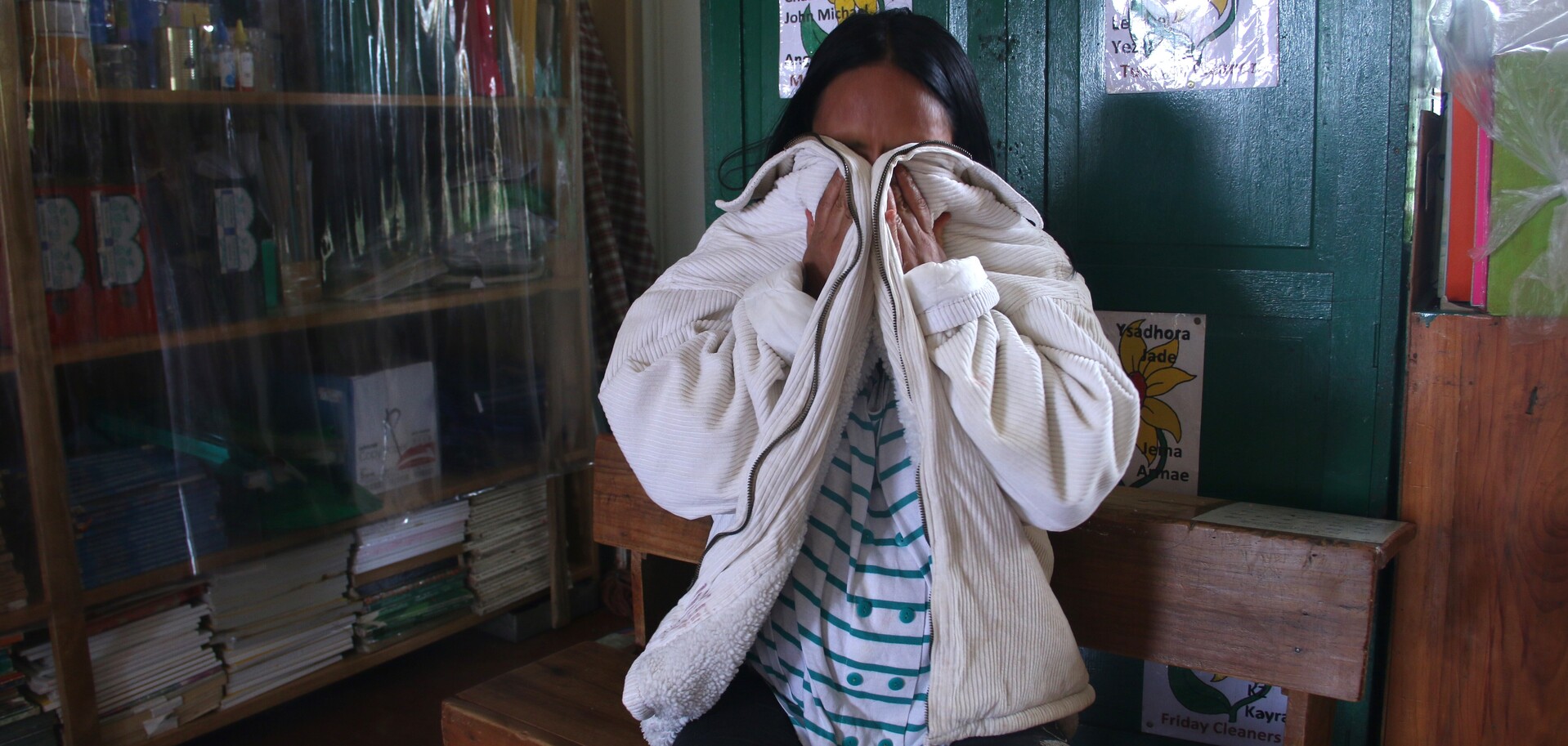 Geraldine in der Notunterkunft auf den Philippinen – sie sorgt sich um die Zukunft. Geraldine in der Notunterkunft auf den Philippinen – sie sorgt sich um die Zukunft.